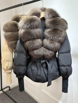 2025 New Winter Large Real Fox Fur Collar Puffer Down Jacket Women Knitted Sleeves Slim Casual White Duck Down Coat Short Parka