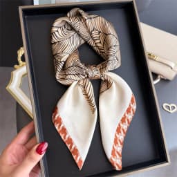 2024 Luxury Floral Print 70cm Square Silk Scarf Women Designer Scarves Bandana Foulard Shawl Hijab Echarpe Hairband Tie Ribbon