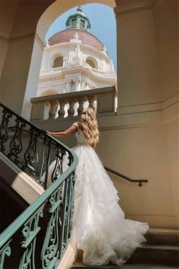 Customized Boho Tulle Wedding Dresses A Line Sleeveless Tiered Lace Appliques Bridal Gown Dress Floor Length Wedding Gowns