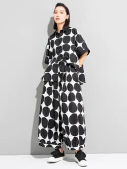 [EAM] High Elastic Waist Black Dot Printed Long Wide Leg Trousers New Loose Fit Pants Women Fashion Spring Autumn 2026 1DE6981