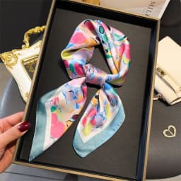 2024 Luxury Floral Print 70cm Square Silk Scarf Women Designer Scarves Bandana Foulard Shawl Hijab Echarpe Hairband Tie Ribbon