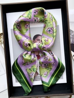Vintage Chain Print Satin Square Scarf Soft Lightweight Women’s Fashion Accessory for Hair Neck Shawl Elegant Hair Scarf