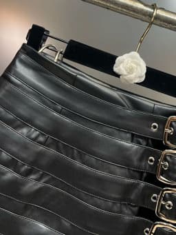 DEAT Trendy Women's Multi Belt PU Leather Mini Skirt 2026 Spring Fashion New Items High Waist Wrap Hip Skirts Female 11XX7390