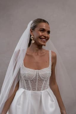 Popular Wide Straps Sheer Illusion Pear Short Short Wedding Dresses Backless Mini Bridal Gown Vestido De Noival