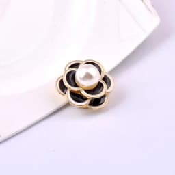 High-grade Camellia Flower Magnet Brooch Pearl Strong Metal Plating Magnetic No Hole Pin Brooches for Women Clothing Accessories