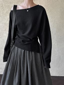 [EAM] Black Irregular Pleated Sweatshirt New Skew Collar Long Sleeve Women Big Size Fashion Tide Spring Autumn 2026 1DJ0195