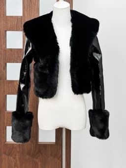 [EAM] Black Brief Short Slim Elegant Faux Fur Jacket New Lapel Long Sleeve Women Coat Fashion Tide Autumn Winter 2026 1DJ8957