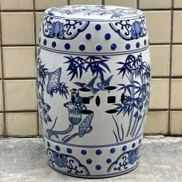 White Porcelain and Drawn Blue Shoe Hand Changing Stool Ceramic Drum Bathroom Neoclassical Imitation Sitting Stool Low Round
