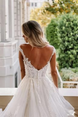 Customized Boho Tulle Wedding Dresses A Line Sleeveless Tiered Lace Appliques Bridal Gown Dress Floor Length Wedding Gowns