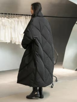 [EAM] Loose Fit Black Long Down Jacket New Stand Collar Long Sleeve Warm Women Parkas Fashion Tide Autumn Winter 2026 1DD1640