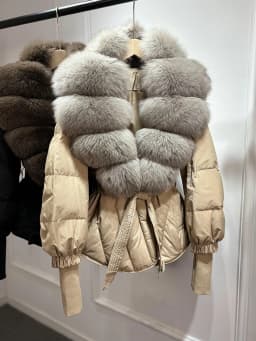 2025 New Winter Large Real Fox Fur Collar Puffer Down Jacket Women Knitted Sleeves Slim Casual White Duck Down Coat Short Parka