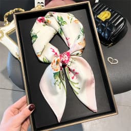 2024 Luxury Floral Print 70cm Square Silk Scarf Women Designer Scarves Bandana Foulard Shawl Hijab Echarpe Hairband Tie Ribbon