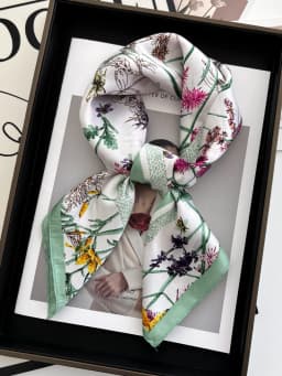 Vintage Chain Print Satin Square Scarf Soft Lightweight Women’s Fashion Accessory for Hair Neck Shawl Elegant Hair Scarf