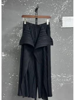 EAM Black Pleated Irregular High Elastic Waist Wide Leg Pants New Loose Trousers Women Fashion Tide Autumn 2026 30A2833