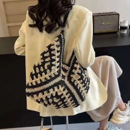 Popular Women's Woven Straw Shoulder Bag Medium Size Handbag with Handle for Beach Vacation Tote Large Capacity Beach Bags
