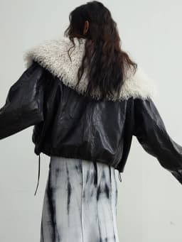 [EAM] Black Big Size PU Leather Jacket New Removable Fur Collar Long Sleeve Women Coat Fashion Tide Spring Autumn 2026 1DH2121