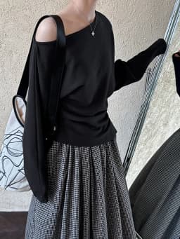 [EAM] Black Irregular Pleated Sweatshirt New Skew Collar Long Sleeve Women Big Size Fashion Tide Spring Autumn 2026 1DJ0195