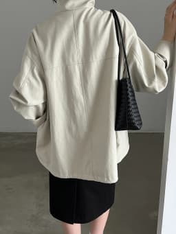 [EAM] Beige Drawstring Big Size PU Leather Jacket New Stand Collar Long Sleeve Women Coat Fashion Tide Spring Autumn 2026 1DJ949