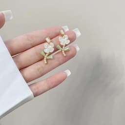 Korean Style Small Daisy Flower Ear Clip Earrings Spring Simple White Purple Petal Flower No Piercing Clip Earrings for Women