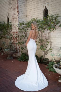 Customized White Wedding Dresses Women‘s Bridal Dress V Neck Backless Mermaid Brides Dress A Line Appliques Civil Wedding Gown