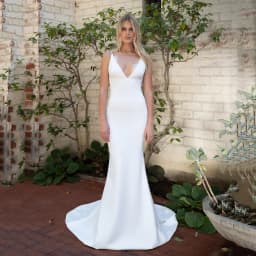Customized White Wedding Dresses Women‘s Bridal Dress V Neck Backless Mermaid Brides Dress A Line Appliques Civil Wedding Gown