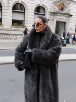 Winter Thick Warm Long Sleeves High Quality Fur Jacket Women Overcoat Luxury Chic Super Long Faux Fur Jacket Coat