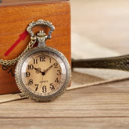 Classic Retro Pocket Watch Simple Digital Face Hanging Chain Brown Flip Cover Men Quartz Hanging Watch Suitable for Gift Giving