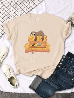 T-Shirts Cat Is Looking At The Cup Lovely Printed T Shirt For Woman Goth Korean Style Women Clothes Funny Vintage Womens Tshirt