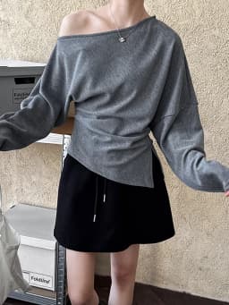 [EAM] Black Irregular Pleated Sweatshirt New Skew Collar Long Sleeve Women Big Size Fashion Tide Spring Autumn 2026 1DJ0195