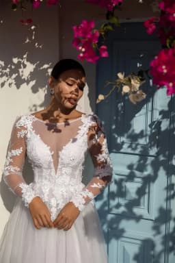 Customized Long Sleeve O-Neck Wedding Dresses Lace Applique Backless A-Line Bridal Gown Tulle Elegant Court Train Wedding Gown