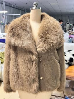 Women's Artificial Fur Coat with Large Lapel Short Fashionable Fox Fur Style Fluffy Plush Clothing for Ladies