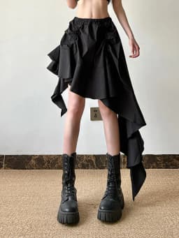 [EAM] High Elastic Waist Black Irregular Design Ruffles Mini Half-body Skirt Women Fashion Tide New Spring Autumn 2026 1DJ0530