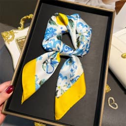 2024 Luxury Floral Print 70cm Square Silk Scarf Women Designer Scarves Bandana Foulard Shawl Hijab Echarpe Hairband Tie Ribbon