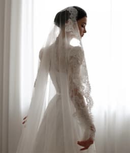 Tokyo White Elegant Long Sleeve Customized Wedding Party Zip Back High Neck Bridal Gown Lace A-Line Court Train Wedding Gown