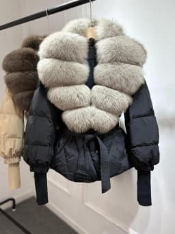 2025 New Winter Large Real Fox Fur Collar Puffer Down Jacket Women Knitted Sleeves Slim Casual White Duck Down Coat Short Parka