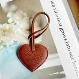 Free Initials Personalized Women PU Leather Peach Bag Pendant High Level Keychain Charm Black to School Gift Backbag Decoration