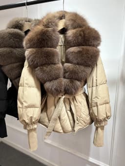 2025 New Winter Large Real Fox Fur Collar Puffer Down Jacket Women Knitted Sleeves Slim Casual White Duck Down Coat Short Parka