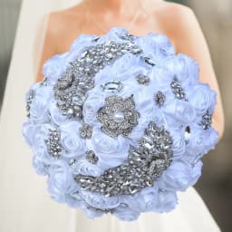 17design New White Wedding Bride Holding Flowers Artificial Bouquet Ribbon Rhinestone Pearl Bouquet Decoration Bride Groom Dance