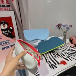 Portable Waterproof Drop-Resistant Silicone Glasses Case Easy to Store Equipped with Hanging Handle Suitable for Travel