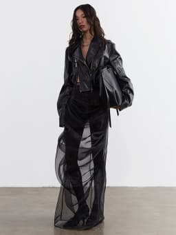 [EAM] High Waist Black Pleated Mesh Irregular Long Elegant Half-body Skirt Women Fashion Tide New Spring Autumn 2026 1DH4715