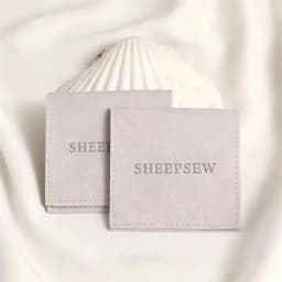 50pcs SHEEPSEW Microfiber Jewellery Envelope Pouches Custom Deboss Logo Multi Colors Jewelry Packaging Bag For Bridesmaid