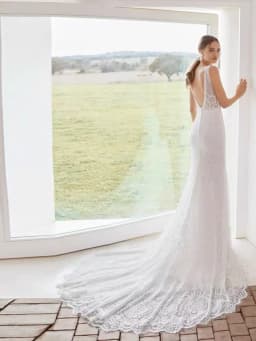 Customize V-Neck Lace Backless Small Train White Light Wedding Dress Unique Design Simple and Elegant Evening Dress