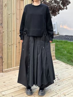 [EAM] Black Topstitched Big Size Casual Sweatshirt New Round Neck Long Sleeve Women Fashion Tide Spring Autumn 2026 1DK0315