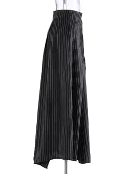 [EAM] High Waist Gray Striped Irregular Pleated Elegant A-line Half-body Skirt Women Fashion Tide New Spring Autumn 2026 1DJ7864
