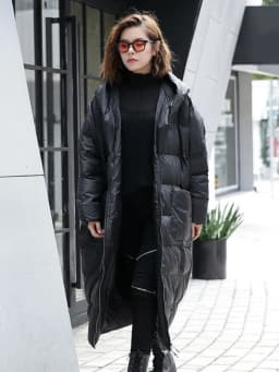 [EAM] New Winter Loose Parkas Hooded Long Sleeve Black Long Cotton-padded Warm Loose Big Size Jacket Women Fashion 2026 JD12101