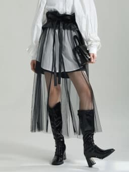 [EAM] High Waist Black Pu Leather Ruffles Mesh Long Elegant Half-body Skirt Women Fashion Tide New Spring Autumn 2026 1DF6219