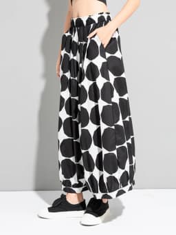 [EAM] High Elastic Waist Black Dot Printed Long Wide Leg Trousers New Loose Fit Pants Women Fashion Spring Autumn 2026 1DE6981