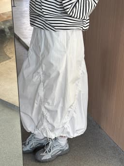 [EAM] High Elastic Waist White Drawstring Irregular Casual Half-body Skirt Women Fashion Tide New Spring Autumn 2026 1DH9428