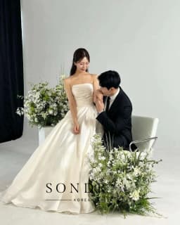 Sondr 2026 Simple A Line Korean Wedding Dresses Photo Shoot Strapless Soft Satin Pleats Sweep Train Bridal Gowns Corset Back
