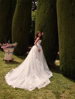 Customized Strapless Scoop Neckline With Flower A-Line Tulle Wedding Dress Zipper Back Floor Length Court Train Gown For Bride